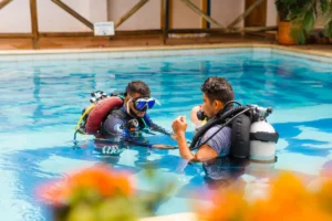 Buzos en la piscina de Divanga Buzos en la piscina de Divanga